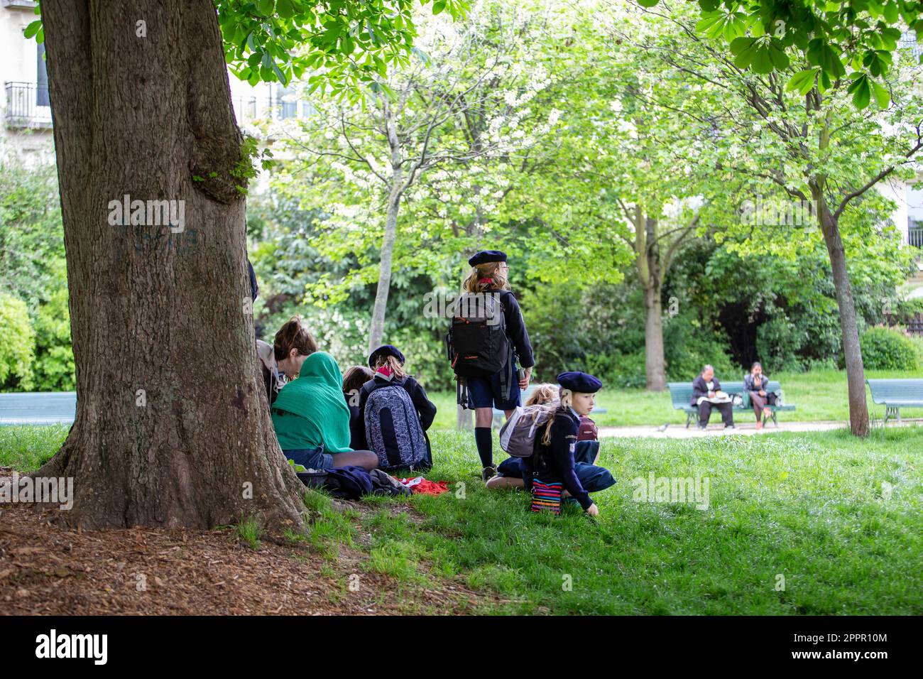 05-15-2016 PARIS Schulmädchen Teenager in Schuluniformen entspannen sich nach dem Unterricht unter Bäumen. Blühende Atmosphäre im Pariser Monceau Park Stockfoto