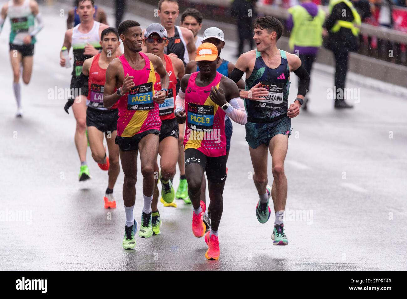 Phil Sesemann lachte mit einem Herzschrittmacher, während er am TCS London Marathon 2023 durch Tower Hill, London, Großbritannien teilnahm. Stockfoto