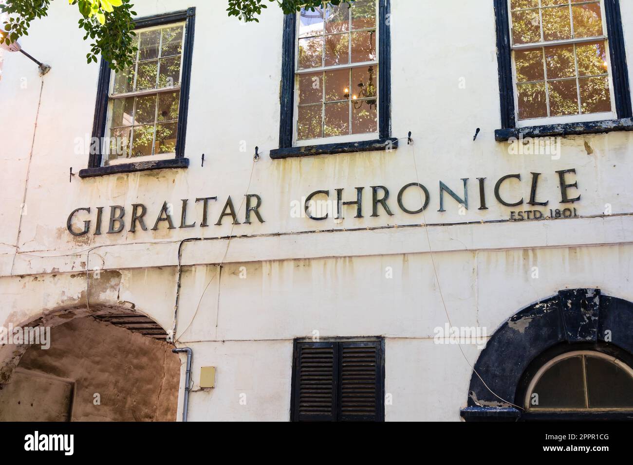 Das alte Gibraltar Chronicle Zeitungsbüro auf der Governors Parade. Bäume werden in Fenstern reflektiert. Das britische Überseegebiet von Gibraltar, der Rock o Stockfoto