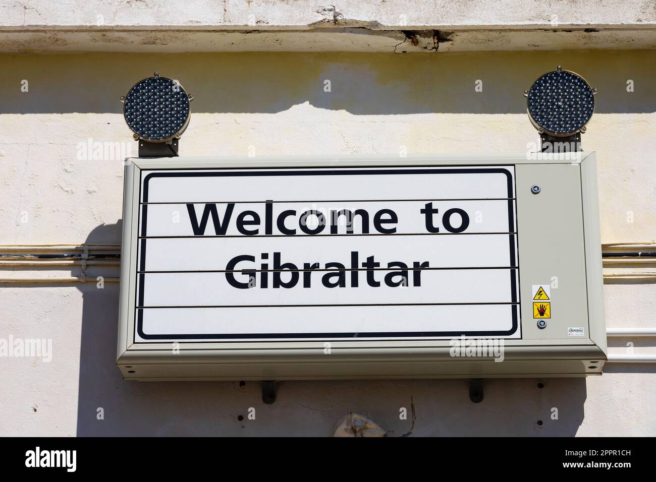 "Willkommen in Gibraltar" -Schild mit Lichtern. North Mole Road. Das britische Überseegebiet Gibraltar, der Felsen von Gibraltar auf der iberischen Halbinsel. Stockfoto