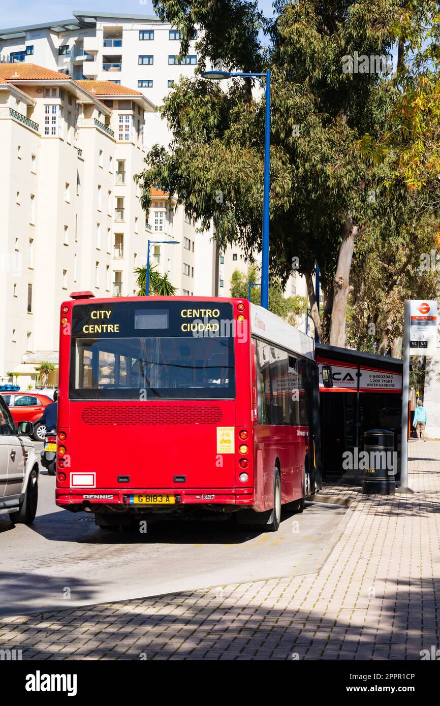 Dennis Dart Eindeckerbus der Gibraltar Bus Company an der Bushaltestelle Queensway Quay East. Das britische Überseegebiet von Gibraltar, der Felsen Stockfoto