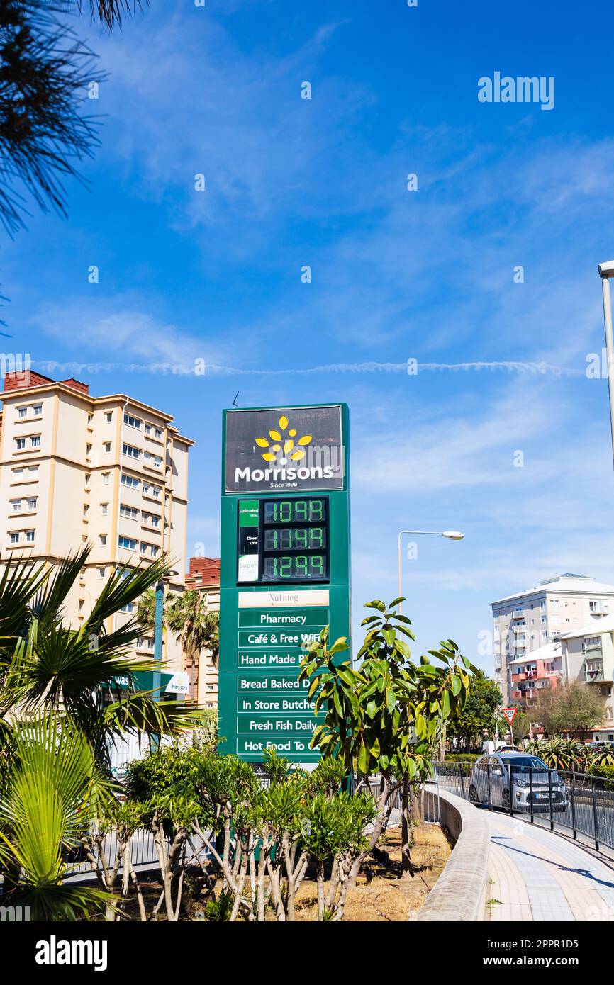 Morrisons Supermarkt Schild mit Kraftstoffpreisen und Ladenabteilungen aufgelistet. Westside Road. Das britische Überseegebiet Gibraltar, der Felsen von Gibr Stockfoto