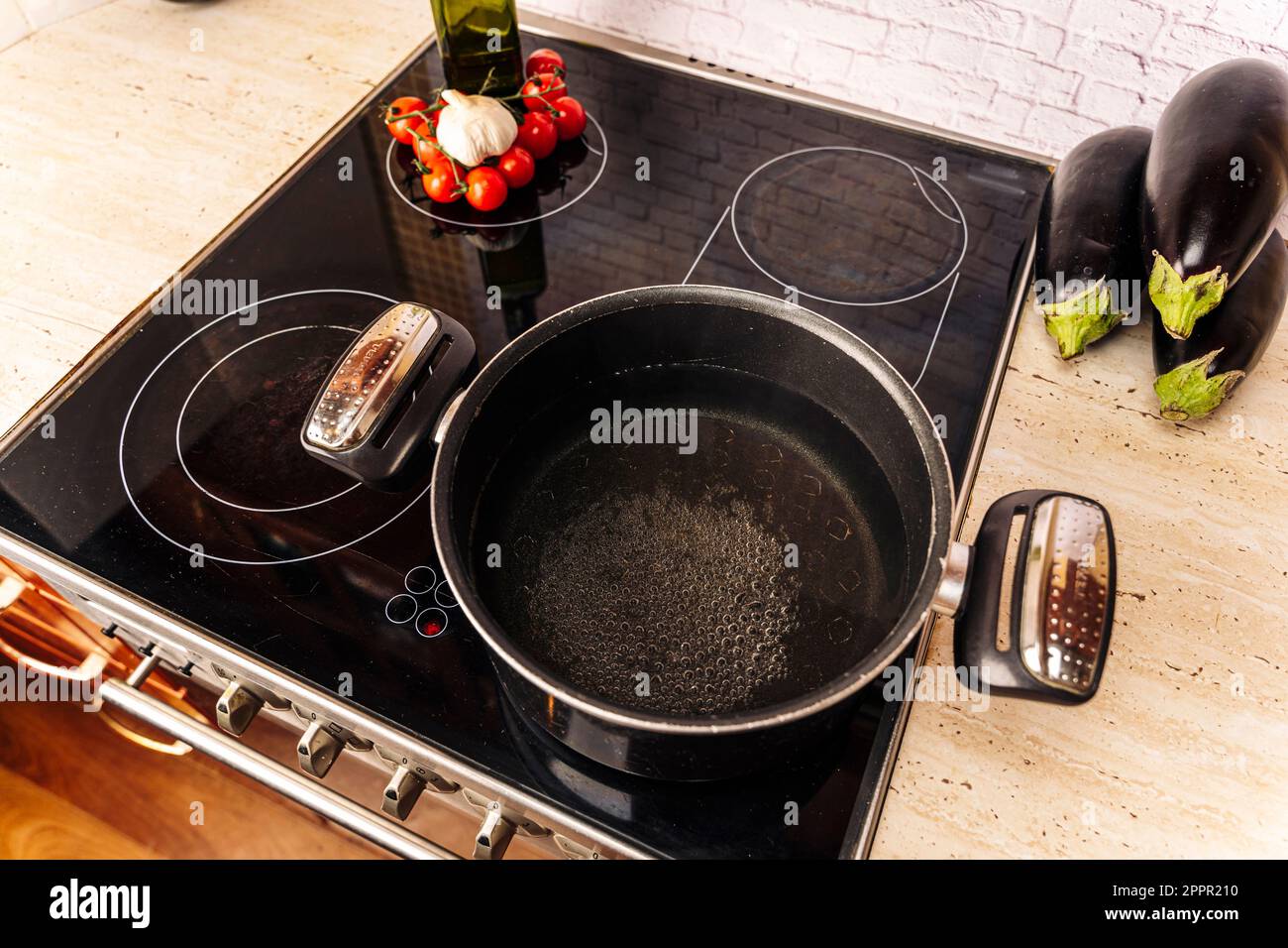 Ein Topf mit kochendem Wasser auf einem Elektroherd in der Küche Stockfoto
