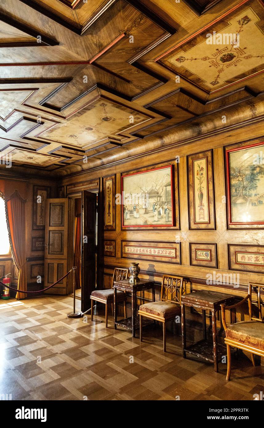 Kunstvoll verzierte Holztäfelung und Decke im Chinesischen Raum im königlichen Wilanow-Palast aus dem 17. Jahrhundert, Warschau, Polen Stockfoto
