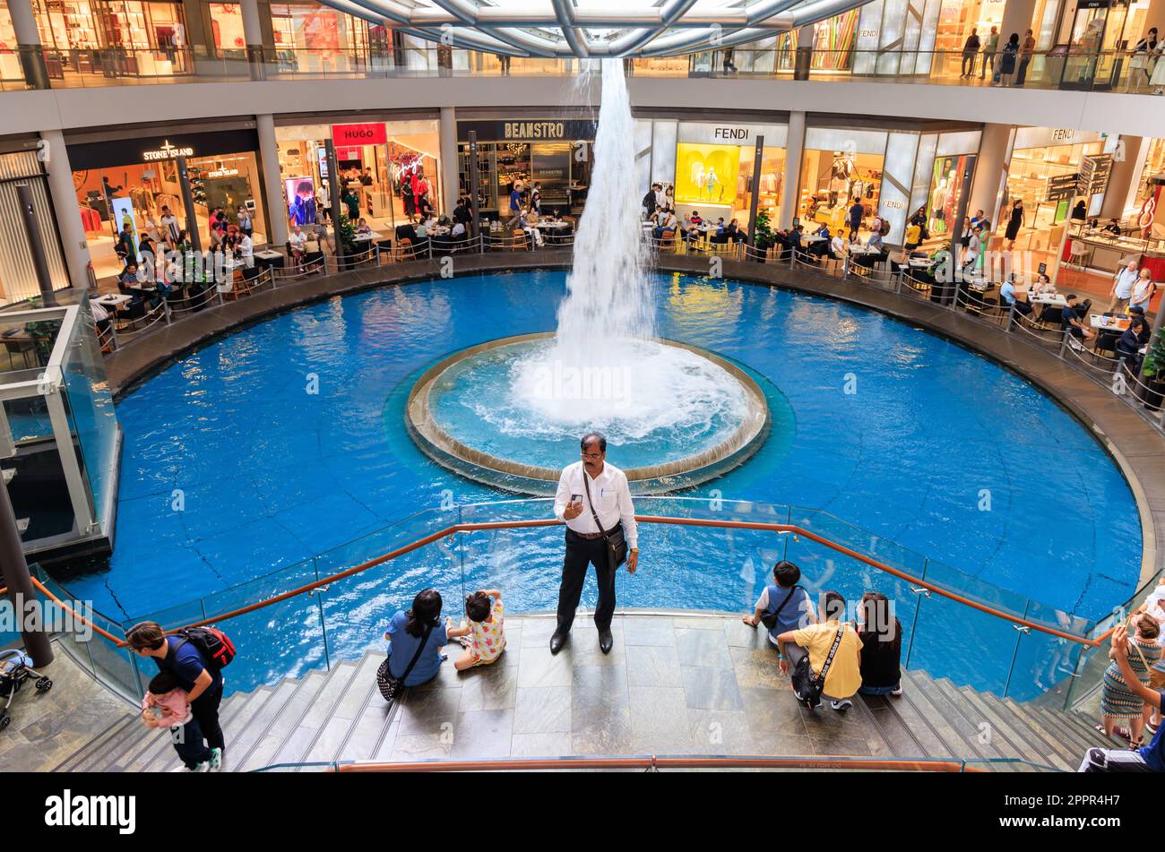 Fahrt im Sampan in den Shoppes in Marina Bay Sands, Singapur Stockfoto