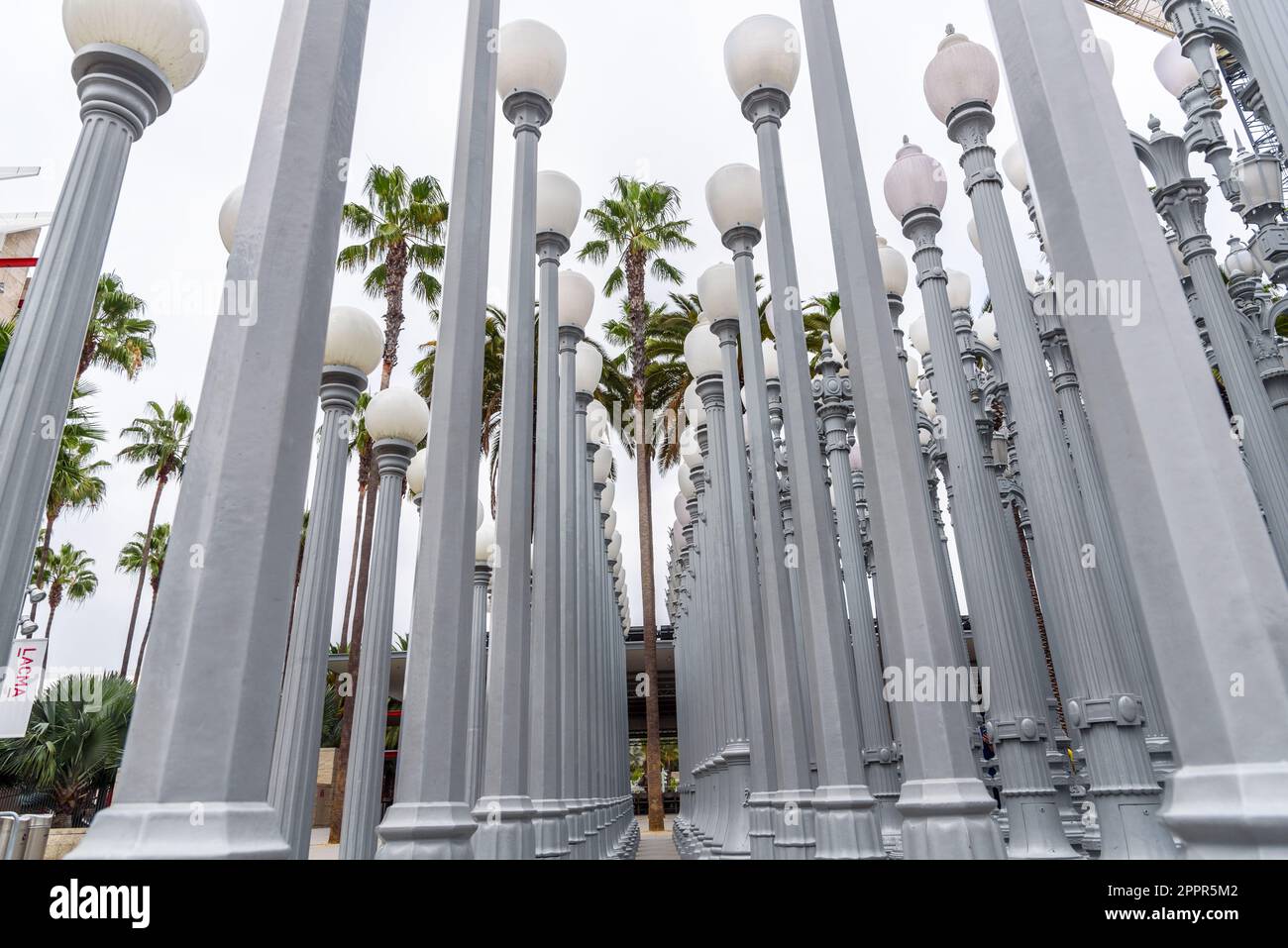 Los Angeles, CA - 14. Oktober 2022: Urban Light, eine öffentliche Kunst, entworfen von Chris Burden und 2008 enthüllt, neben dem Los Angeles County Museum of Stockfoto