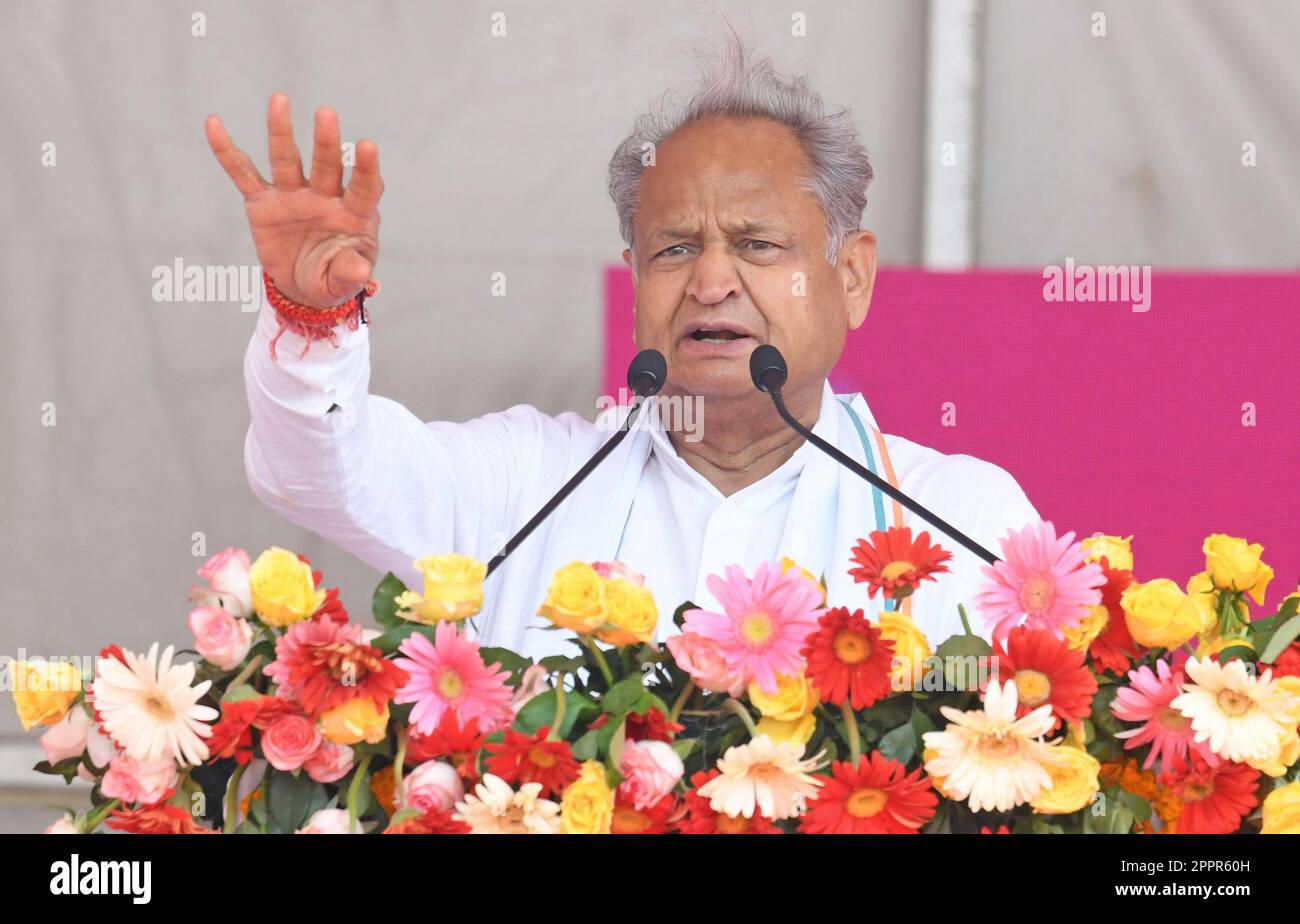 Jaipur, Indien. 24. April 2023. Der Chefminister von Rajasthan, Ashok Gehlot, spricht während der Eröffnung des Inflation Relief Camps im Mahapura gram panchayat im Bezirk Jaipur. Die Kongressregierung von Rajasthan gewährt rund 1 100 krummen Menschen Linderung, indem sie den Landwirten einen Sozialversicherungsbeitrag von mindestens 1000 RS pro Monat und den privaten Verbrauchern einen kostenlosen Strom von 2000 Einheiten pro Monat gewährt. Die Lager werden bis Juni 30 weitergeführt. (Foto: Sumit Saraswat/Pacific Press) Kredit: Pacific Press Media Production Corp./Alamy Live News Stockfoto