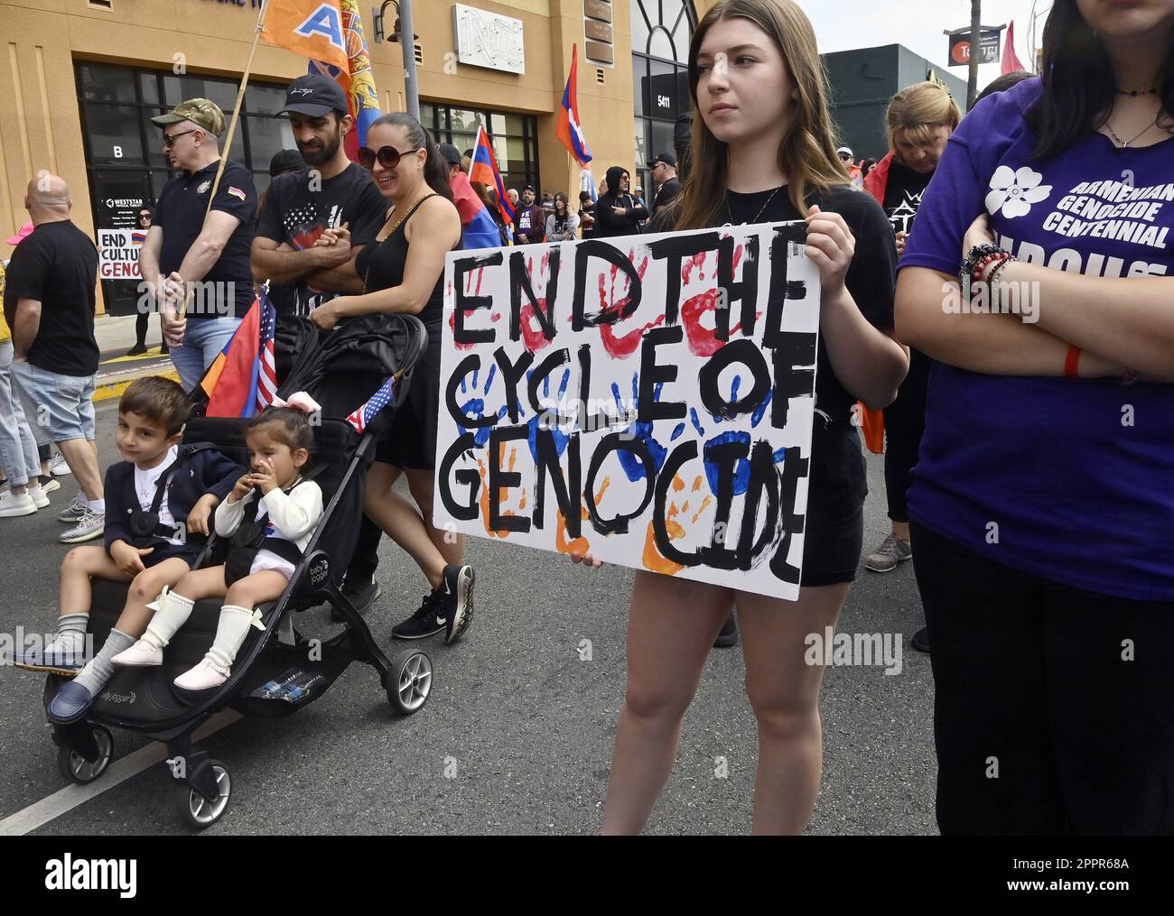 Los Angeles, USA. 24. April 2023. Hunderte feiern den 108. Jahrestag des Völkermords an den Armeniern, der von Gelehrten als erster Völkermord des 20. Jahrhunderts angesehen wird, am Montag, den 24. April 2023 im Teil Little Armenia in Los Angeles. Foto: Jim Ruymen/UPI Credit: UPI/Alamy Live News Credit: UPI/Alamy Live News Stockfoto