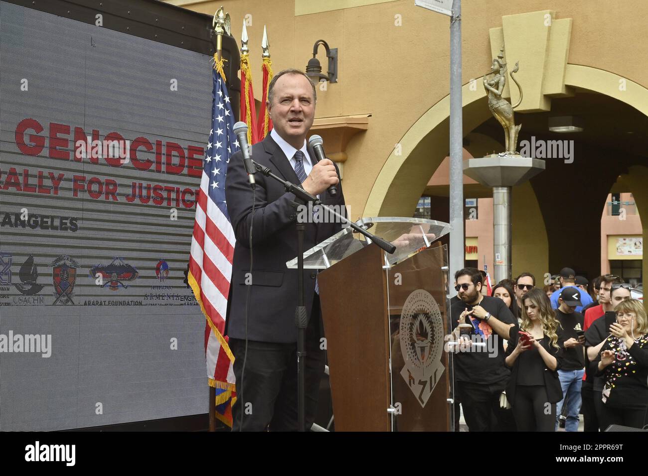 Los Angeles, USA. 24. April 2023. Rep. Adam Schiff (D-CA) nimmt an einer Kundgebung zur Erinnerung an den 108. Jahrestag des Völkermords an den Armeniern Teil, der von Gelehrten weithin als erster Völkermord des 20. Jahrhunderts angesehen wird, am Montag, den 24. April 2023 im Teil Little Armenia in Los Angeles. Foto: Jim Ruymen/UPI Credit: UPI/Alamy Live News Credit: UPI/Alamy Live News Stockfoto