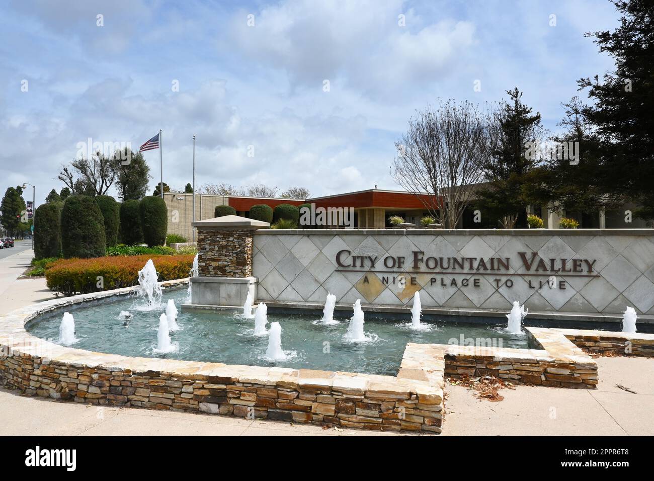FOUNTAIN VALLEY, KALIFORNIEN - 18. April 2023: Stadt des Fountain Valley Civic Center. Stockfoto