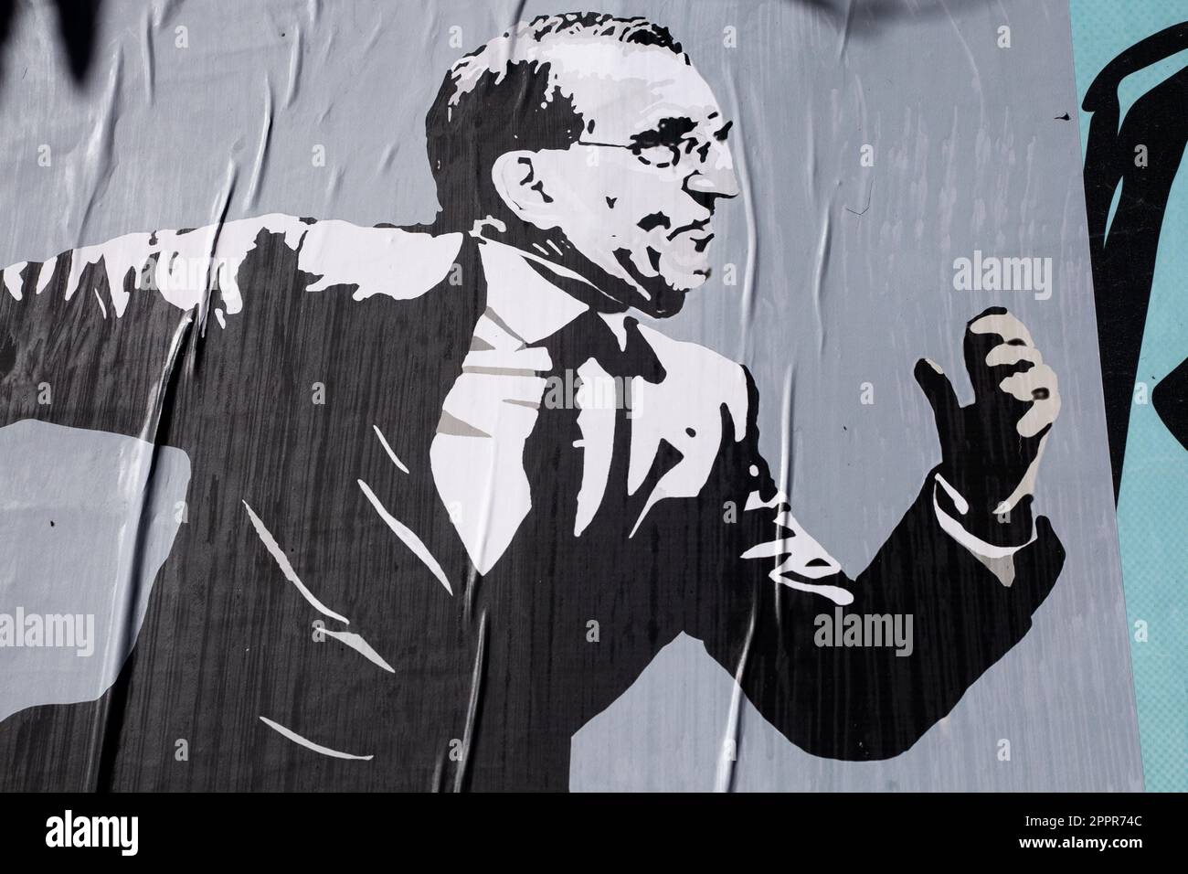 Rom, Italien. 24. April 2023. Detail des Wandbildes des italienischen Straßenkünstlers Laika im Stadtteil Garbatella von Rom anlässlich des Befreiungstages vom Nazifaschismus mit Ignazio La Russa, Präsident des Senats (Foto von Matteo Nardone/Pacific Press). Kredit: Pacific Press Media Production Corp./Alamy Live News Stockfoto