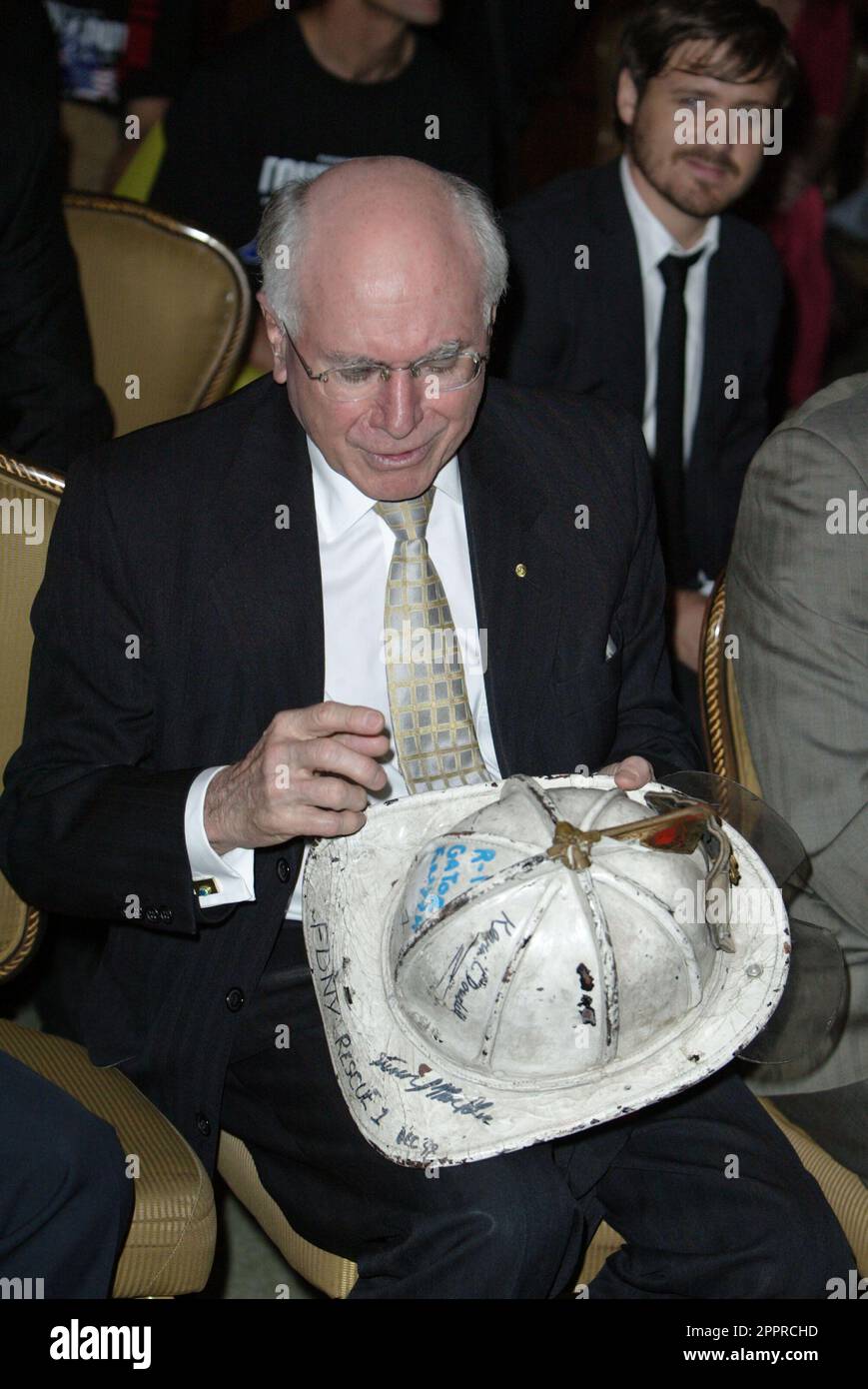 Der ehemalige australische Premierminister John Howard verabschiedet sich von den australischen Feuerwehrleuten, die in die USA reisen, um sich den amerikanischen Feuerwehrleuten auf dem „Tour of Duty“-Jogging von LA nach New York anzuschließen. Der Lauf beginnt am 12. August in LA und kommt am 11. September in New York City an. Er erinnert an die Rettungskräfte, die während der Angriffe vom 11. September auf das Welthandelszentrum im Jahr 2001 im Dienst getötet wurden. Sydney, Australien - 09.08.10 Stockfoto