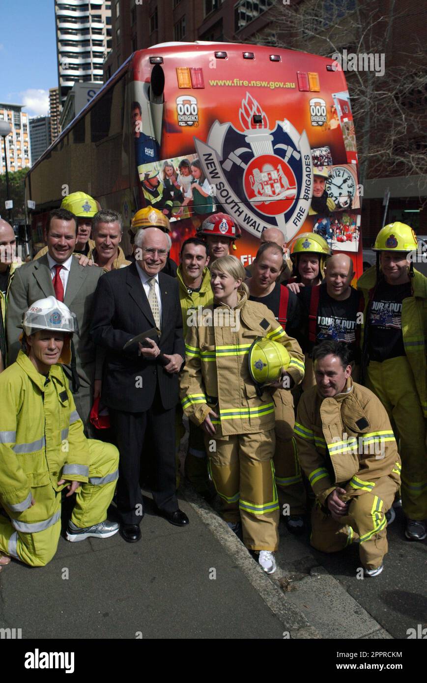 Der ehemalige australische Premierminister John Howard verabschiedet sich von den australischen Feuerwehrleuten, die in die USA reisen, um sich den amerikanischen Feuerwehrleuten auf dem „Tour of Duty“-Jogging von LA nach New York anzuschließen. Der Lauf beginnt am 12. August in LA und kommt am 11. September in New York City an. Er erinnert an die Rettungskräfte, die während der Angriffe vom 11. September auf das Welthandelszentrum im Jahr 2001 im Dienst getötet wurden. Sydney, Australien - 09.08.10 Stockfoto