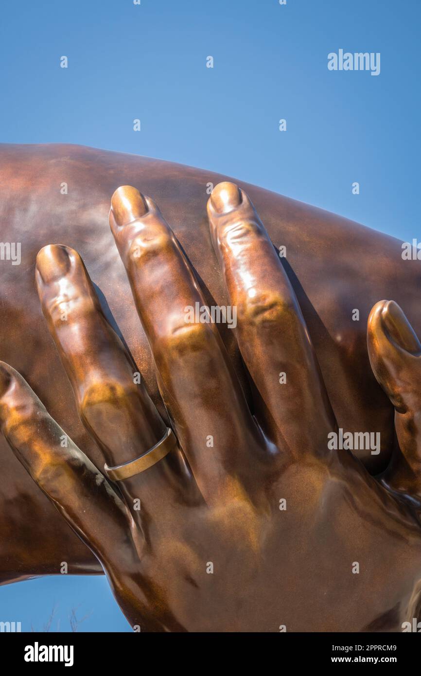 Boston, Massachusetts, USA-21. März 2023: Die Skulptur Embrace im Boston Common zu Ehren von Dr. Martin Luther King und seiner Frau Coretta Scott King. Stockfoto