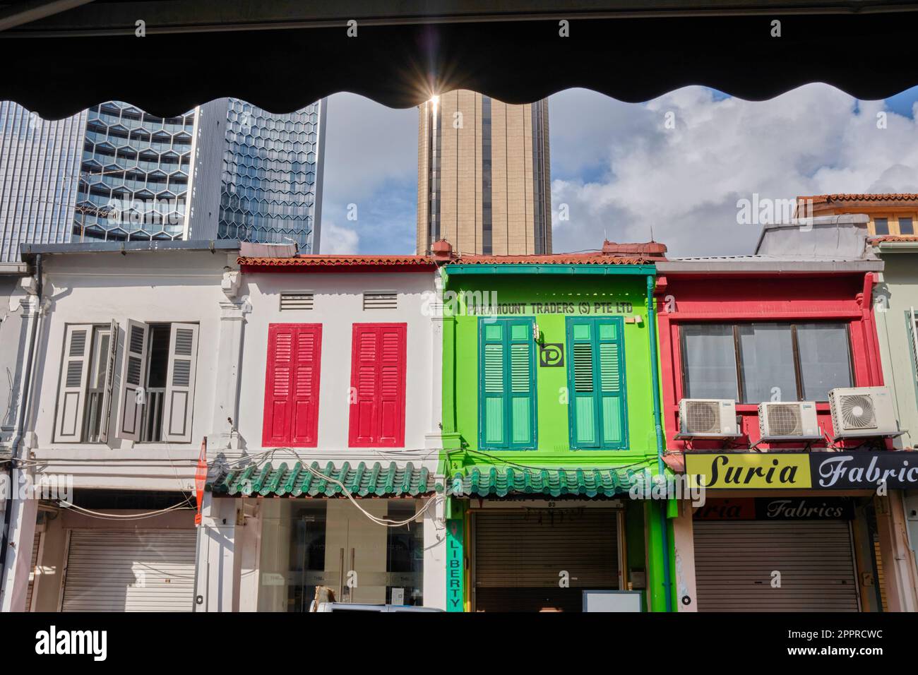 Farbenfrohe Shophouses in der traditionellen Malay Area Arab Street, Kampong Glam, Singapur, im Kontrast zu modernen Hochhäusern im Hintergrund Stockfoto