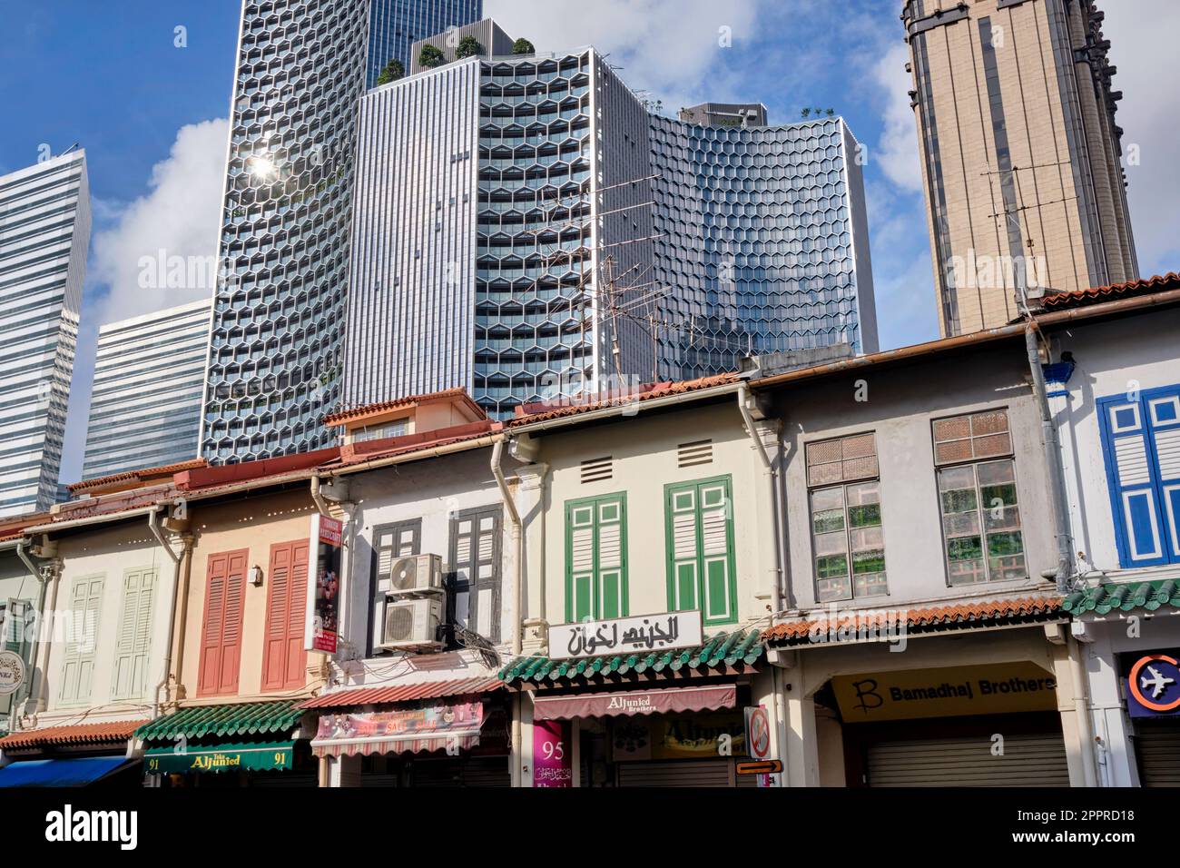 Farbenfrohe Shophouses in der traditionellen Malay Area Arab Street, Kampong Glam, Singapur, im Kontrast zu modernen Hochhäusern im Hintergrund Stockfoto