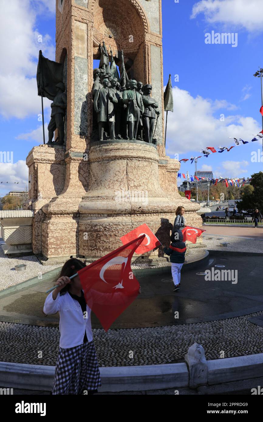 Kinder feiern den Unabhängigkeitstag auf dem Taksim-Platz in Istanbul, Türkei im Jahr 2022 Stockfoto