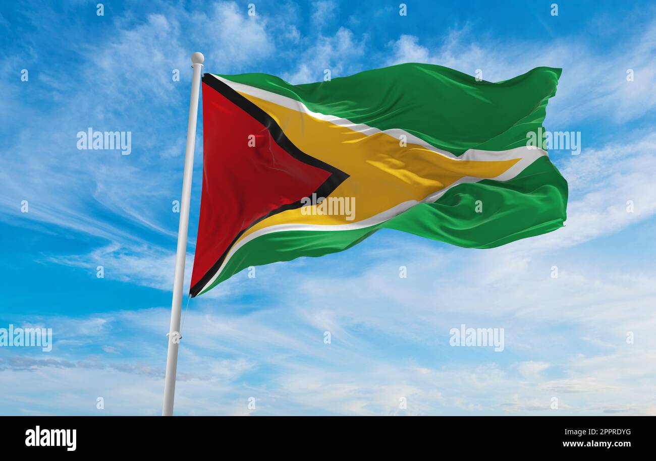 Flagge der englischen kreolischen Bevölkerung Guyanesen im wolkigen Hintergrund, Panoramablick. Flagge für ausgestorbenes Land, ethnische Gruppe oder Kultur, RE Stockfoto