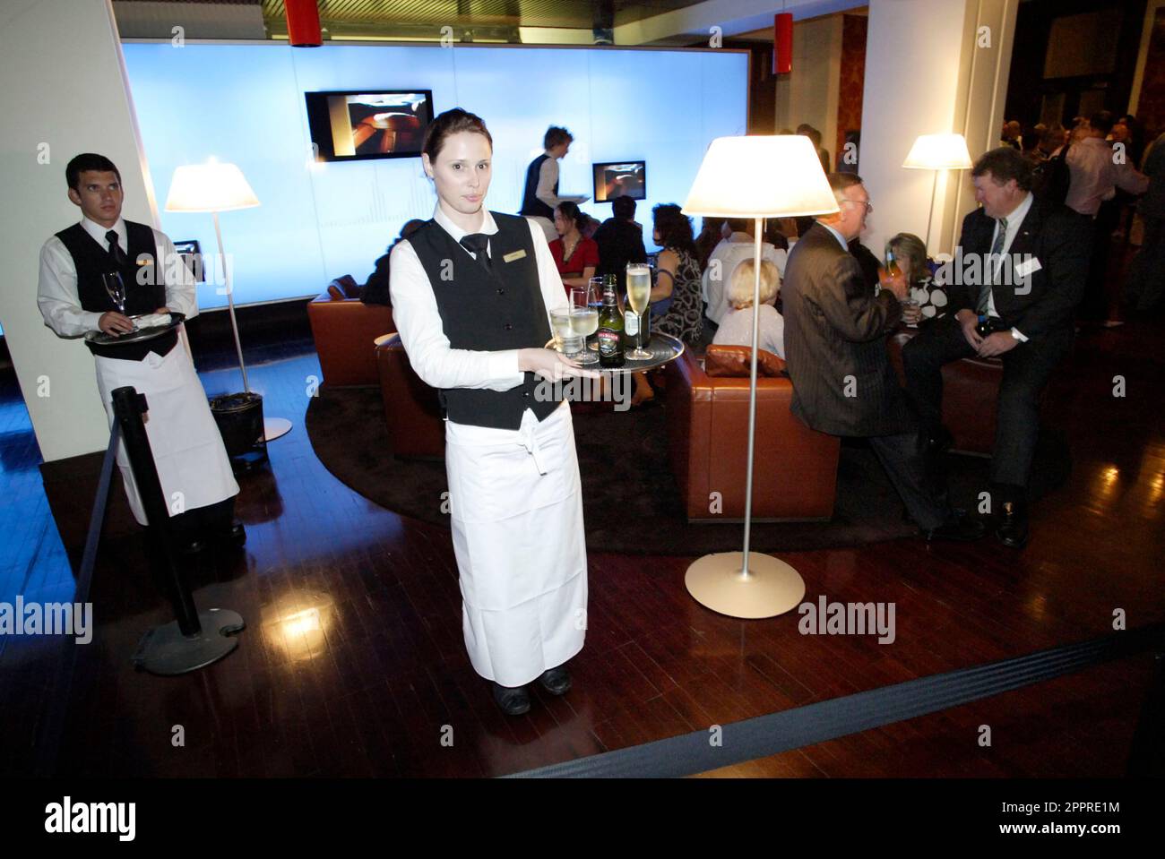 Die Vielflieger von Singapore Airlines nehmen an einer VIP-Party im Customs House Teil, wo sie die Möglichkeit erhalten, eine speziell angefertigte Anlage zu inspizieren, in der sich eine Probe des Innenraums des neuen Flugzeugs Singapore Airlines A380 befindet, und an einer Verlosung teilzunehmen, um Rückflüge von Sydney nach London über Singapur zu gewinnen Im Jahr 2008. Circular Quay, Sydney, Australien. 01.11.07. Stockfoto