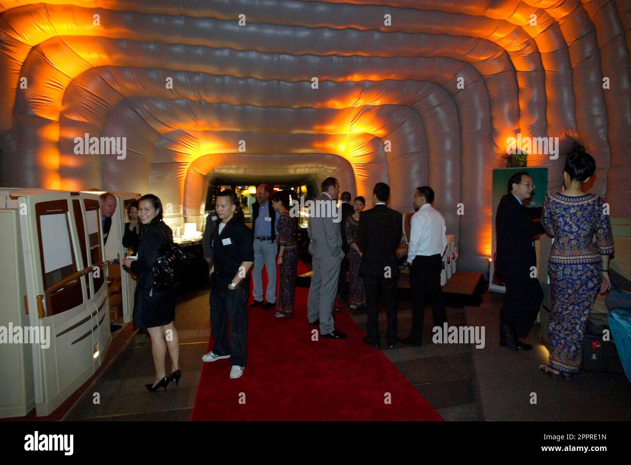 Die Vielflieger von Singapore Airlines nehmen an einer VIP-Party im Customs House Teil, wo sie die Möglichkeit erhalten, eine speziell angefertigte Anlage zu inspizieren, in der sich eine Probe des Innenraums des neuen Flugzeugs Singapore Airlines A380 befindet, und an einer Verlosung teilzunehmen, um Rückflüge von Sydney nach London über Singapur zu gewinnen Im Jahr 2008. Circular Quay, Sydney, Australien. 01.11.07. Stockfoto