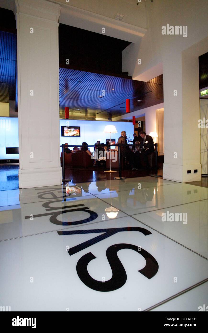 Die Vielflieger von Singapore Airlines nehmen an einer VIP-Party im Customs House Teil, wo sie die Möglichkeit erhalten, eine speziell angefertigte Anlage zu inspizieren, in der sich eine Probe des Innenraums des neuen Flugzeugs Singapore Airlines A380 befindet, und an einer Verlosung teilzunehmen, um Rückflüge von Sydney nach London über Singapur zu gewinnen Im Jahr 2008. Circular Quay, Sydney, Australien. 01.11.07. Stockfoto