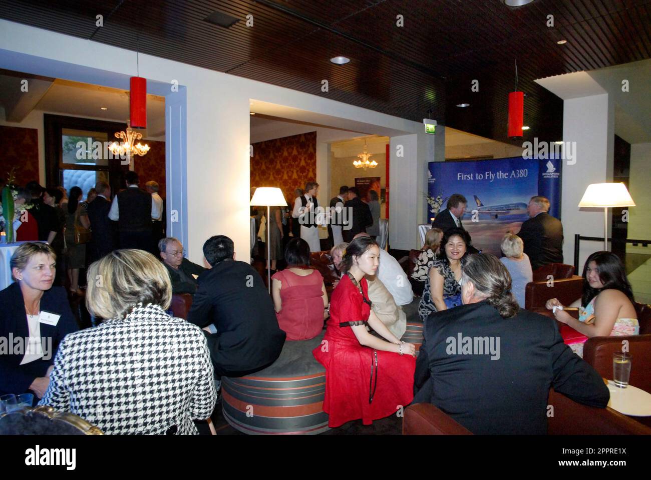 Die Vielflieger von Singapore Airlines nehmen an einer VIP-Party im Customs House Teil, wo sie die Möglichkeit erhalten, eine speziell angefertigte Anlage zu inspizieren, in der sich eine Probe des Innenraums des neuen Flugzeugs Singapore Airlines A380 befindet, und an einer Verlosung teilzunehmen, um Rückflüge von Sydney nach London über Singapur zu gewinnen Im Jahr 2008. Circular Quay, Sydney, Australien. 01.11.07. Stockfoto
