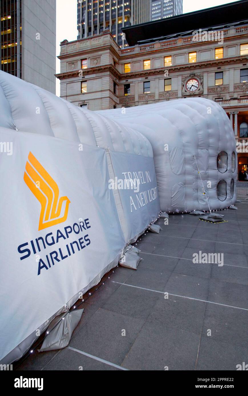 Die Vielflieger von Singapore Airlines nehmen an einer VIP-Party im Customs House Teil, wo sie die Möglichkeit erhalten, eine speziell angefertigte Anlage zu inspizieren, in der sich eine Probe des Innenraums des neuen Flugzeugs Singapore Airlines A380 befindet, und an einer Verlosung teilzunehmen, um Rückflüge von Sydney nach London über Singapur zu gewinnen Im Jahr 2008. Circular Quay, Sydney, Australien. 01.11.07. Stockfoto