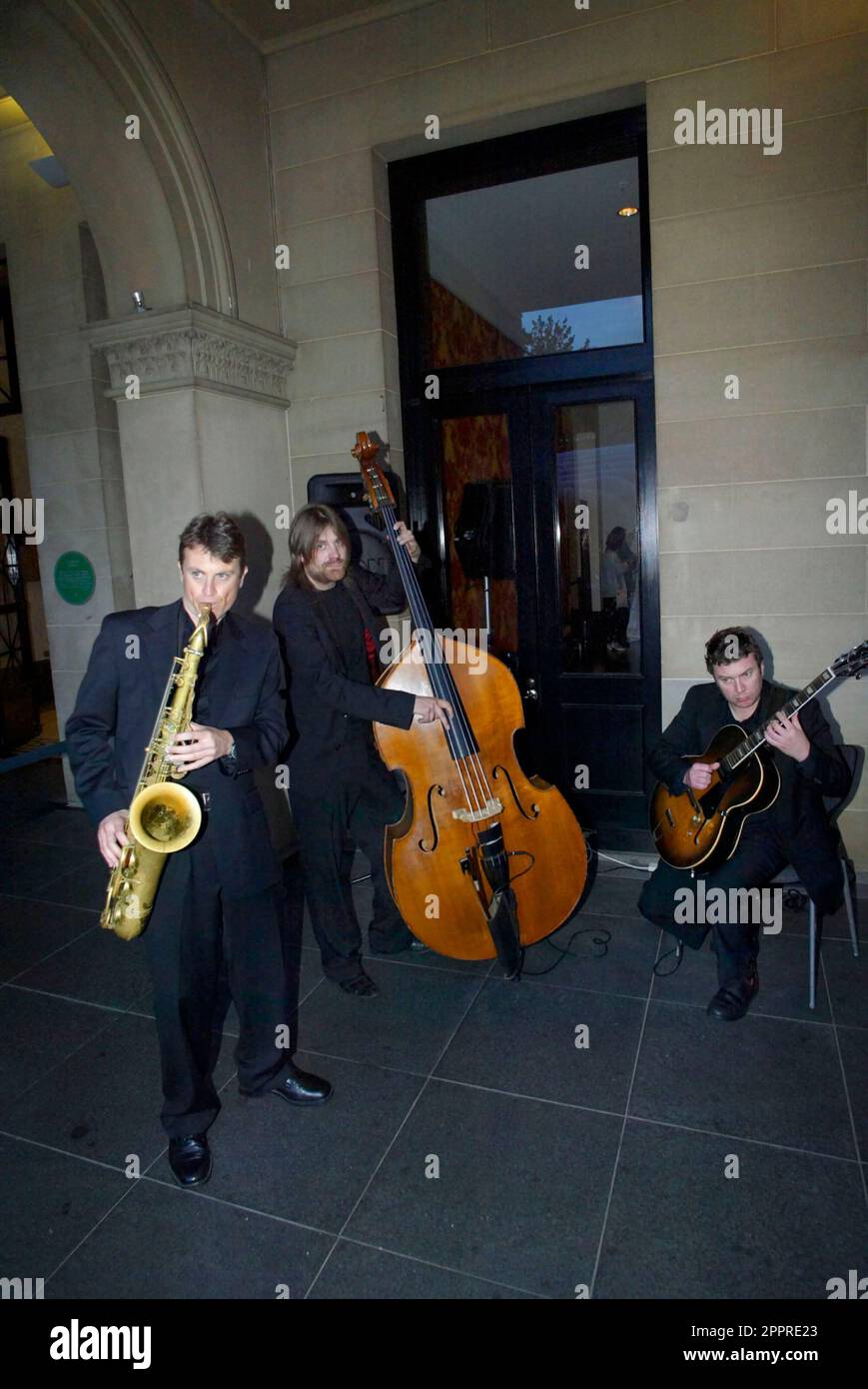 Die Vielflieger von Singapore Airlines nehmen an einer VIP-Party im Customs House Teil, wo sie die Möglichkeit erhalten, eine speziell angefertigte Anlage zu inspizieren, in der sich eine Probe des Innenraums des neuen Flugzeugs Singapore Airlines A380 befindet, und an einer Verlosung teilzunehmen, um Rückflüge von Sydney nach London über Singapur zu gewinnen Im Jahr 2008. Circular Quay, Sydney, Australien. 01.11.07. Stockfoto