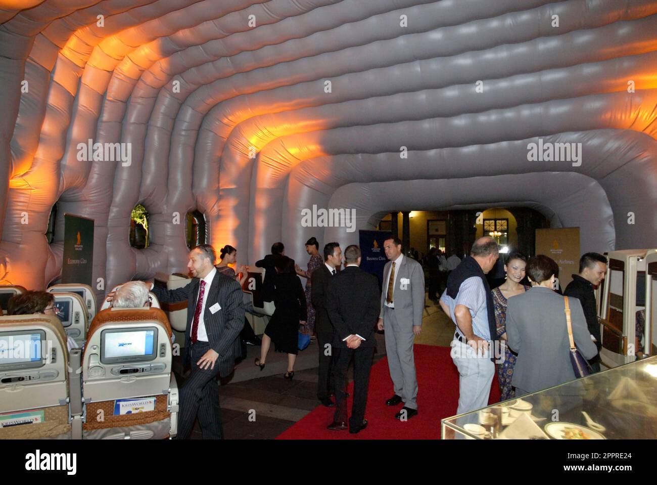 Die Vielflieger von Singapore Airlines nehmen an einer VIP-Party im Customs House Teil, wo sie die Möglichkeit erhalten, eine speziell angefertigte Anlage zu inspizieren, in der sich eine Probe des Innenraums des neuen Flugzeugs Singapore Airlines A380 befindet, und an einer Verlosung teilzunehmen, um Rückflüge von Sydney nach London über Singapur zu gewinnen Im Jahr 2008. Circular Quay, Sydney, Australien. 01.11.07. Stockfoto