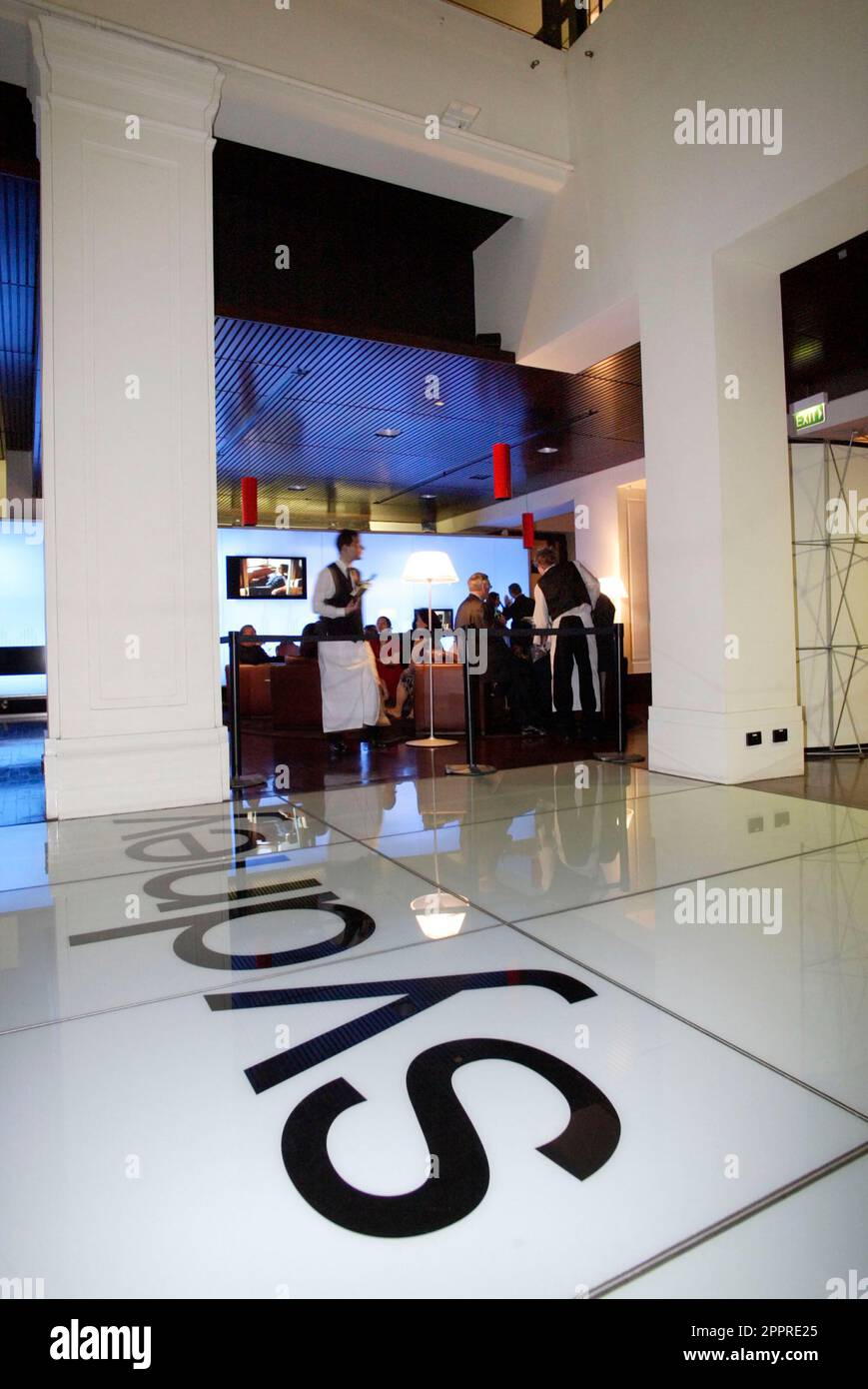 Die Vielflieger von Singapore Airlines nehmen an einer VIP-Party im Customs House Teil, wo sie die Möglichkeit erhalten, eine speziell angefertigte Anlage zu inspizieren, in der sich eine Probe des Innenraums des neuen Flugzeugs Singapore Airlines A380 befindet, und an einer Verlosung teilzunehmen, um Rückflüge von Sydney nach London über Singapur zu gewinnen Im Jahr 2008. Circular Quay, Sydney, Australien. 01.11.07. Stockfoto