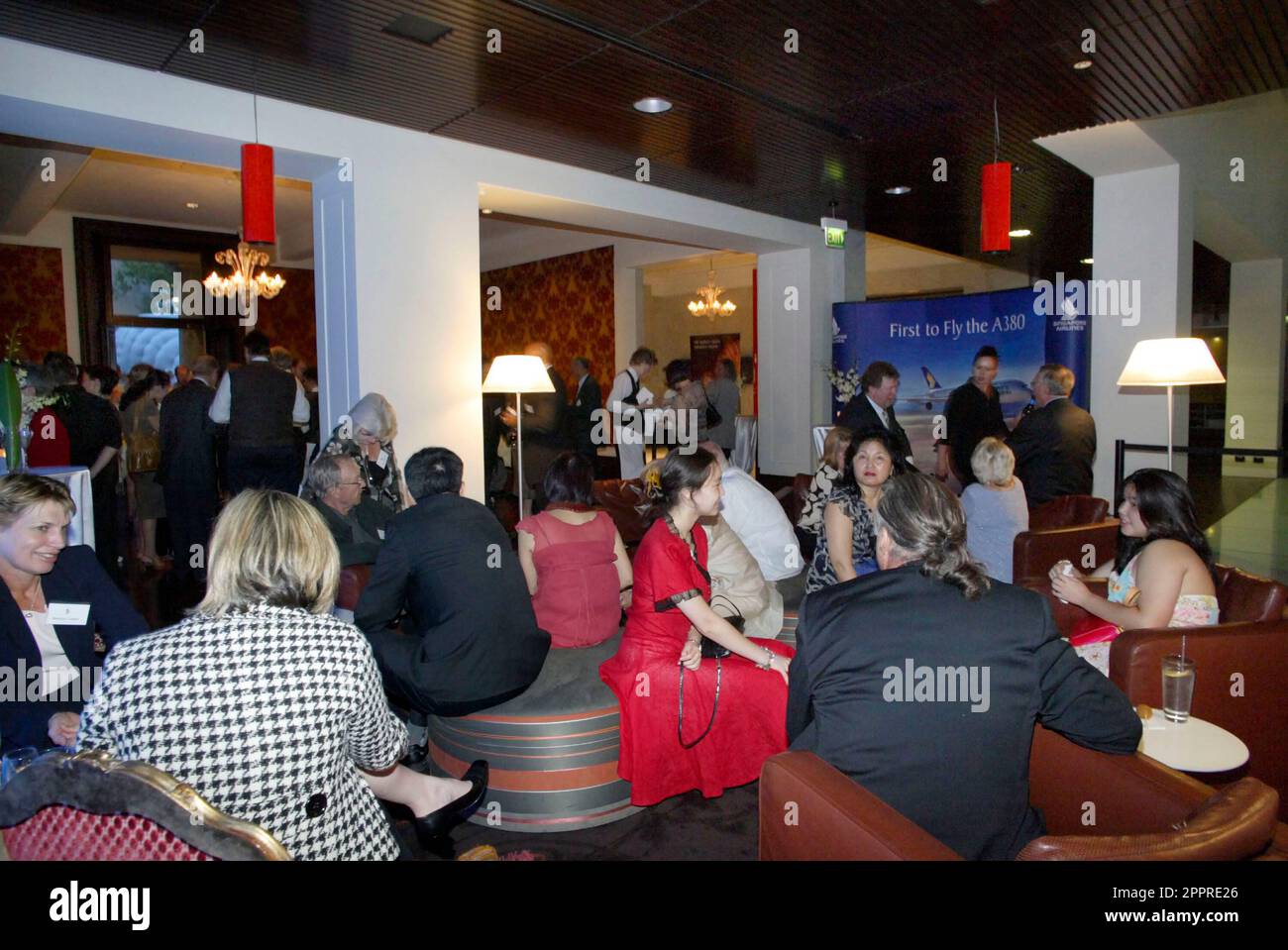 Die Vielflieger von Singapore Airlines nehmen an einer VIP-Party im Customs House Teil, wo sie die Möglichkeit erhalten, eine speziell angefertigte Anlage zu inspizieren, in der sich eine Probe des Innenraums des neuen Flugzeugs Singapore Airlines A380 befindet, und an einer Verlosung teilzunehmen, um Rückflüge von Sydney nach London über Singapur zu gewinnen Im Jahr 2008. Circular Quay, Sydney, Australien. 01.11.07. Stockfoto