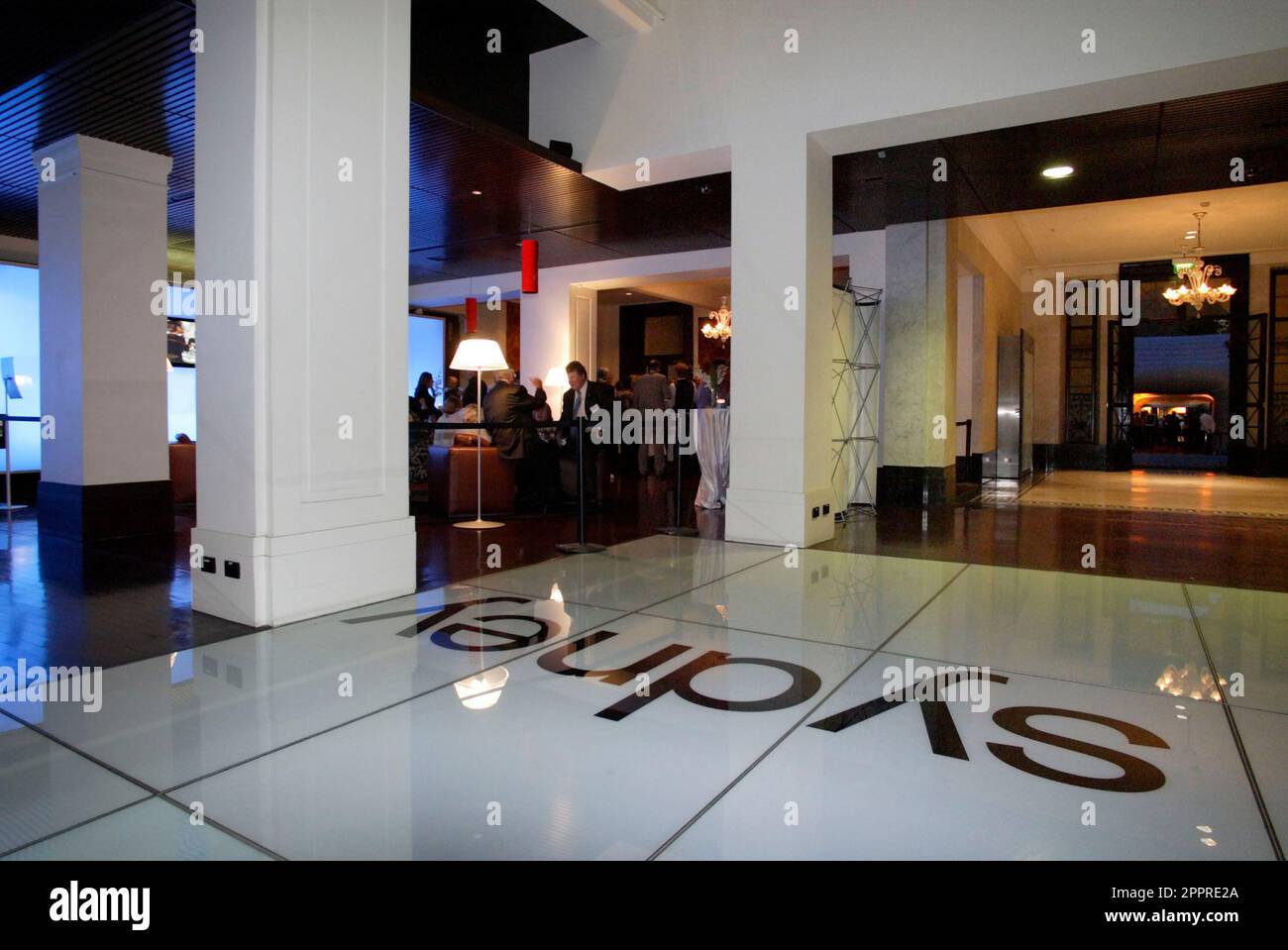 Die Vielflieger von Singapore Airlines nehmen an einer VIP-Party im Customs House Teil, wo sie die Möglichkeit erhalten, eine speziell angefertigte Anlage zu inspizieren, in der sich eine Probe des Innenraums des neuen Flugzeugs Singapore Airlines A380 befindet, und an einer Verlosung teilzunehmen, um Rückflüge von Sydney nach London über Singapur zu gewinnen Im Jahr 2008. Circular Quay, Sydney, Australien. 01.11.07. Stockfoto