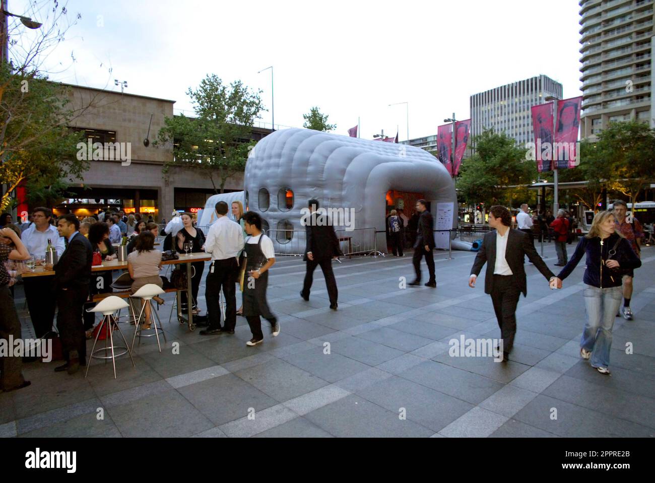 Die Vielflieger von Singapore Airlines nehmen an einer VIP-Party im Customs House Teil, wo sie die Möglichkeit erhalten, eine speziell angefertigte Anlage zu inspizieren, in der sich eine Probe des Innenraums des neuen Flugzeugs Singapore Airlines A380 befindet, und an einer Verlosung teilzunehmen, um Rückflüge von Sydney nach London über Singapur zu gewinnen Im Jahr 2008. Circular Quay, Sydney, Australien. 01.11.07. Stockfoto