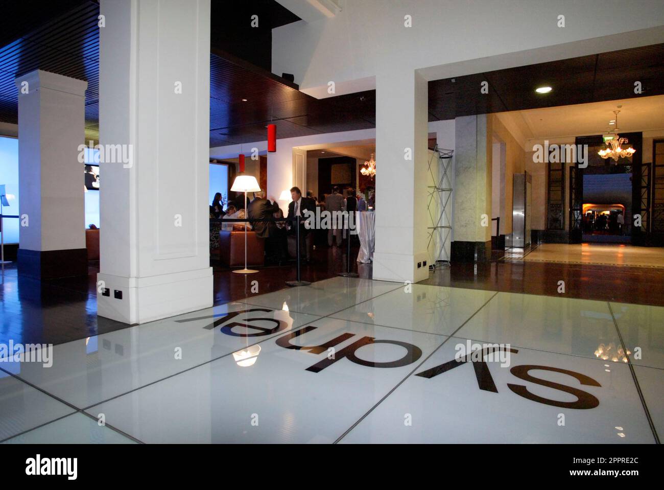 Die Vielflieger von Singapore Airlines nehmen an einer VIP-Party im Customs House Teil, wo sie die Möglichkeit erhalten, eine speziell angefertigte Anlage zu inspizieren, in der sich eine Probe des Innenraums des neuen Flugzeugs Singapore Airlines A380 befindet, und an einer Verlosung teilzunehmen, um Rückflüge von Sydney nach London über Singapur zu gewinnen Im Jahr 2008. Circular Quay, Sydney, Australien. 01.11.07. Stockfoto