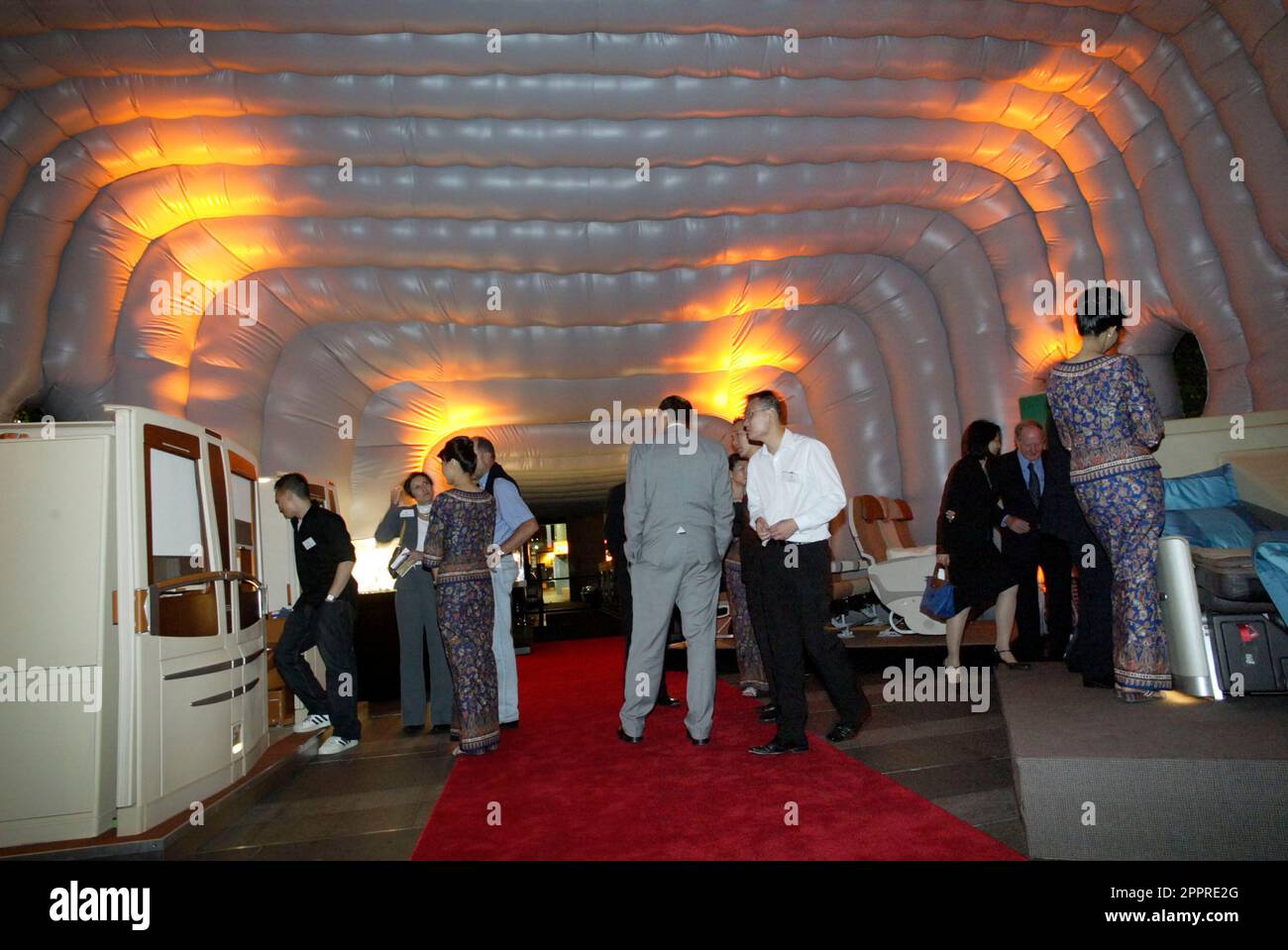 Die Vielflieger von Singapore Airlines nehmen an einer VIP-Party im Customs House Teil, wo sie die Möglichkeit erhalten, eine speziell angefertigte Anlage zu inspizieren, in der sich eine Probe des Innenraums des neuen Flugzeugs Singapore Airlines A380 befindet, und an einer Verlosung teilzunehmen, um Rückflüge von Sydney nach London über Singapur zu gewinnen Im Jahr 2008. Circular Quay, Sydney, Australien. 01.11.07. Stockfoto