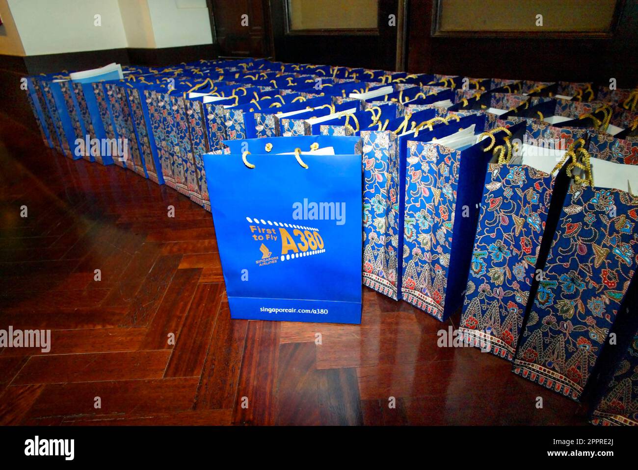 Die Vielflieger von Singapore Airlines nehmen an einer VIP-Party im Customs House Teil, wo sie die Möglichkeit erhalten, eine speziell angefertigte Anlage zu inspizieren, in der sich eine Probe des Innenraums des neuen Flugzeugs Singapore Airlines A380 befindet, und an einer Verlosung teilzunehmen, um Rückflüge von Sydney nach London über Singapur zu gewinnen Im Jahr 2008. Circular Quay, Sydney, Australien. 01.11.07. Stockfoto
