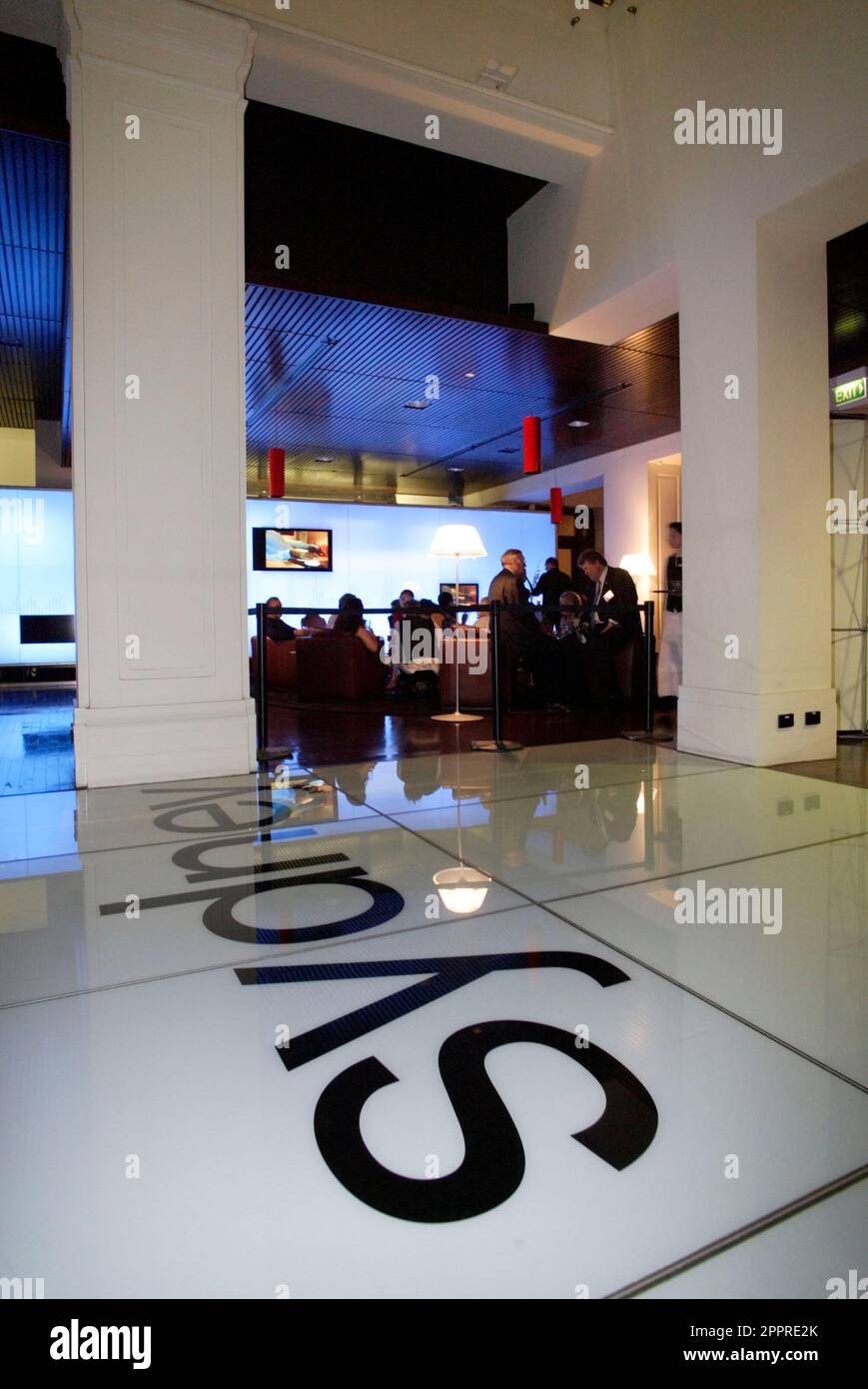 Die Vielflieger von Singapore Airlines nehmen an einer VIP-Party im Customs House Teil, wo sie die Möglichkeit erhalten, eine speziell angefertigte Anlage zu inspizieren, in der sich eine Probe des Innenraums des neuen Flugzeugs Singapore Airlines A380 befindet, und an einer Verlosung teilzunehmen, um Rückflüge von Sydney nach London über Singapur zu gewinnen Im Jahr 2008. Circular Quay, Sydney, Australien. 01.11.07. Stockfoto