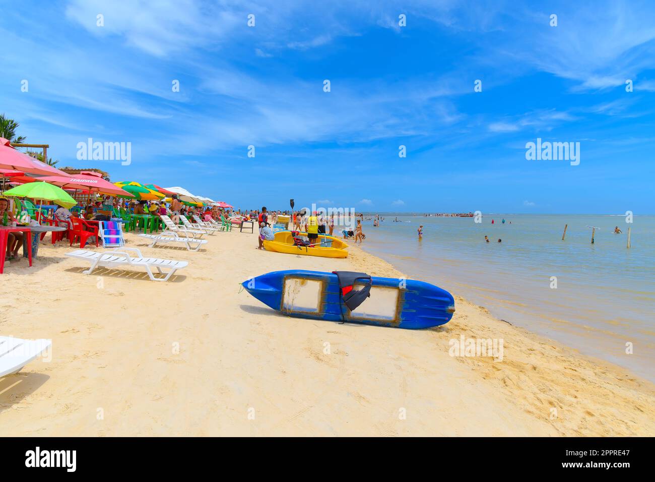 Santa Cruz Cabralia, BA, Brasilien - 05. Januar 2023: Blick auf Coroa Vermelha Beach, Touristenziel des Bundesstaates Bahia. Historischer Strand aus der Zeit o Stockfoto