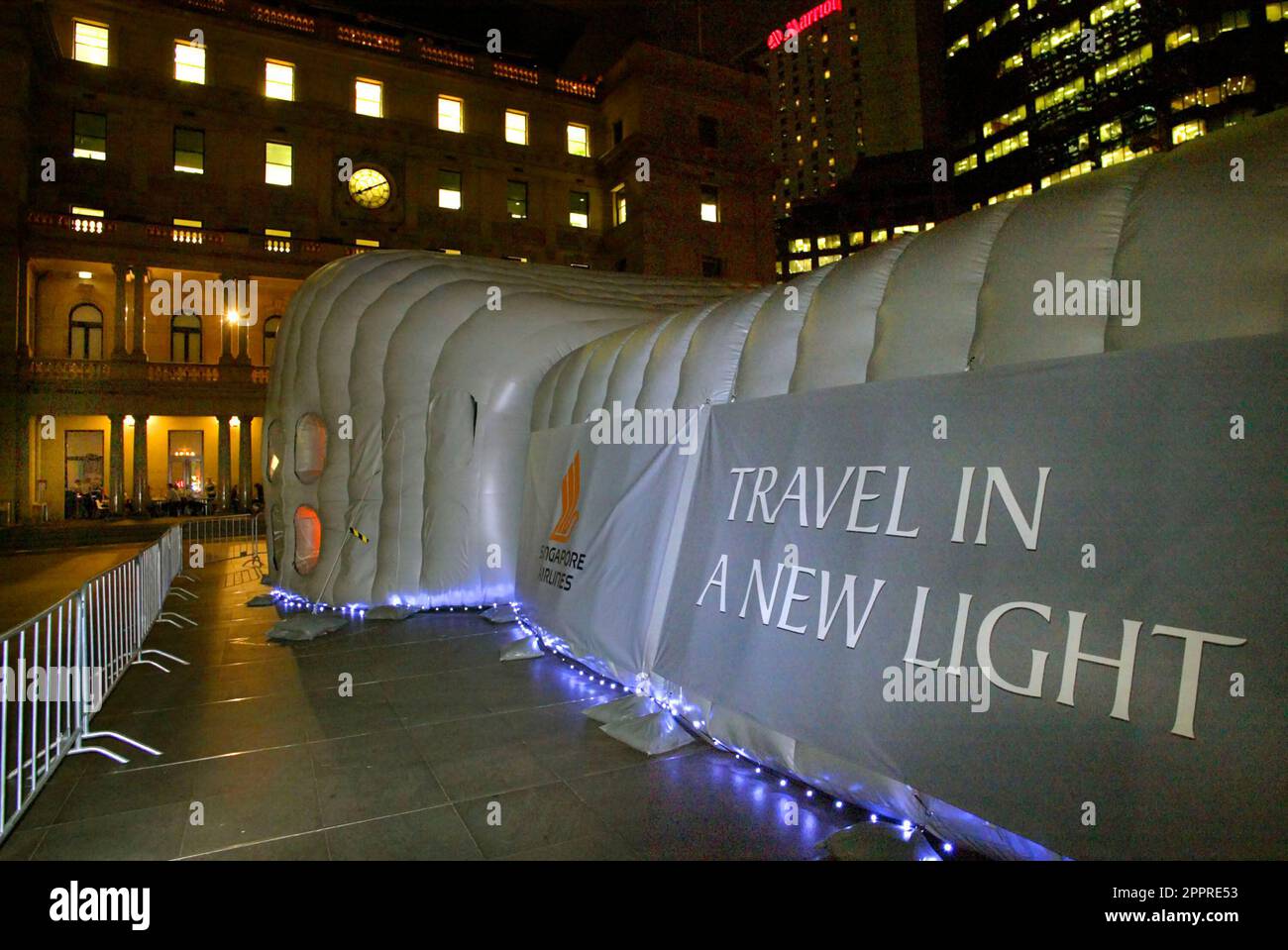 Die Vielflieger von Singapore Airlines nehmen an einer VIP-Party im Customs House Teil, wo sie die Möglichkeit erhalten, eine speziell angefertigte Anlage zu inspizieren, in der sich eine Probe des Innenraums des neuen Flugzeugs Singapore Airlines A380 befindet, und an einer Verlosung teilzunehmen, um Rückflüge von Sydney nach London über Singapur zu gewinnen Im Jahr 2008. Circular Quay, Sydney, Australien. 01.11.07. Stockfoto