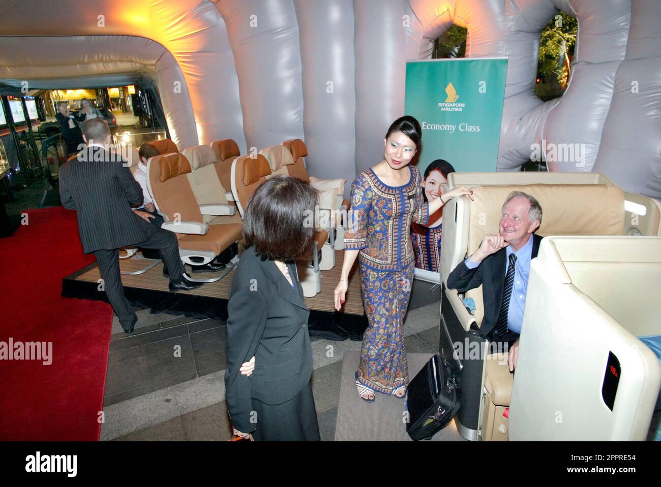 Die Vielflieger von Singapore Airlines nehmen an einer VIP-Party im Customs House Teil, wo sie die Möglichkeit erhalten, eine speziell angefertigte Anlage zu inspizieren, in der sich eine Probe des Innenraums des neuen Flugzeugs Singapore Airlines A380 befindet, und an einer Verlosung teilzunehmen, um Rückflüge von Sydney nach London über Singapur zu gewinnen Im Jahr 2008. Circular Quay, Sydney, Australien. 01.11.07. Stockfoto