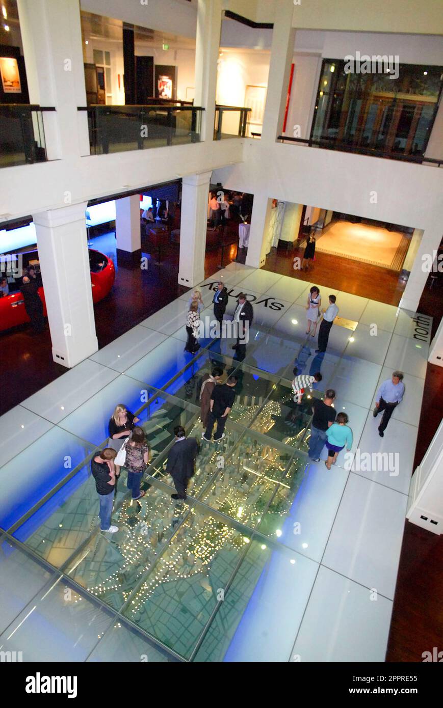 Die Vielflieger von Singapore Airlines nehmen an einer VIP-Party im Customs House Teil, wo sie die Möglichkeit erhalten, eine speziell angefertigte Anlage zu inspizieren, in der sich eine Probe des Innenraums des neuen Flugzeugs Singapore Airlines A380 befindet, und an einer Verlosung teilzunehmen, um Rückflüge von Sydney nach London über Singapur zu gewinnen Im Jahr 2008. Circular Quay, Sydney, Australien. 01.11.07. Stockfoto