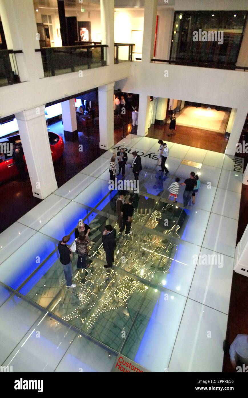 Die Vielflieger von Singapore Airlines nehmen an einer VIP-Party im Customs House Teil, wo sie die Möglichkeit erhalten, eine speziell angefertigte Anlage zu inspizieren, in der sich eine Probe des Innenraums des neuen Flugzeugs Singapore Airlines A380 befindet, und an einer Verlosung teilzunehmen, um Rückflüge von Sydney nach London über Singapur zu gewinnen Im Jahr 2008. Circular Quay, Sydney, Australien. 01.11.07. Stockfoto