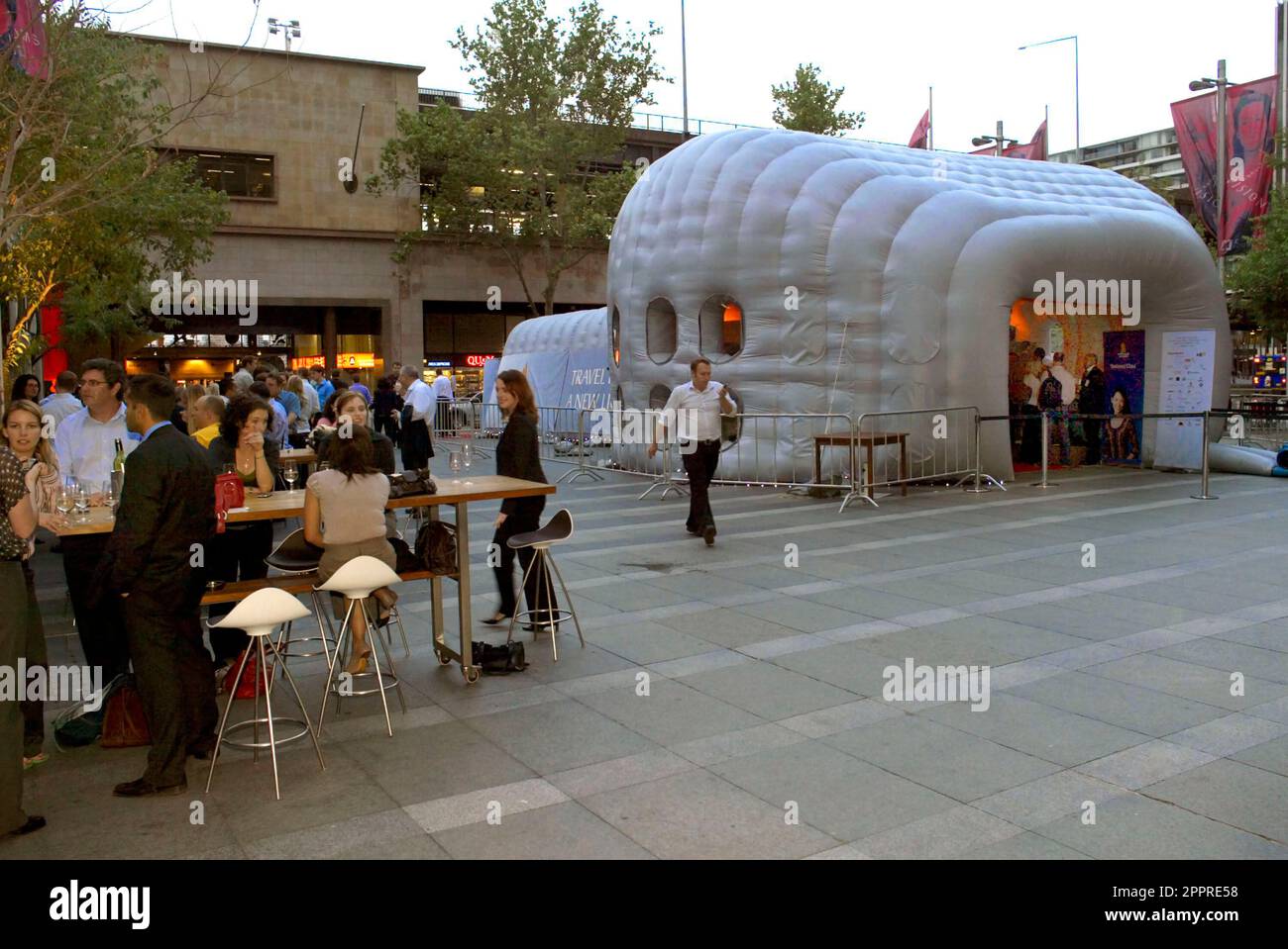 Die Vielflieger von Singapore Airlines nehmen an einer VIP-Party im Customs House Teil, wo sie die Möglichkeit erhalten, eine speziell angefertigte Anlage zu inspizieren, in der sich eine Probe des Innenraums des neuen Flugzeugs Singapore Airlines A380 befindet, und an einer Verlosung teilzunehmen, um Rückflüge von Sydney nach London über Singapur zu gewinnen Im Jahr 2008. Circular Quay, Sydney, Australien. 01.11.07. Stockfoto