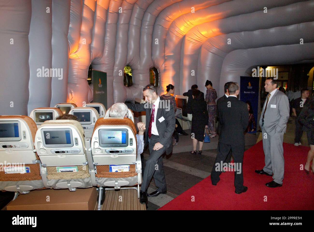 Die Vielflieger von Singapore Airlines nehmen an einer VIP-Party im Customs House Teil, wo sie die Möglichkeit erhalten, eine speziell angefertigte Anlage zu inspizieren, in der sich eine Probe des Innenraums des neuen Flugzeugs Singapore Airlines A380 befindet, und an einer Verlosung teilzunehmen, um Rückflüge von Sydney nach London über Singapur zu gewinnen Im Jahr 2008. Circular Quay, Sydney, Australien. 01.11.07. Stockfoto