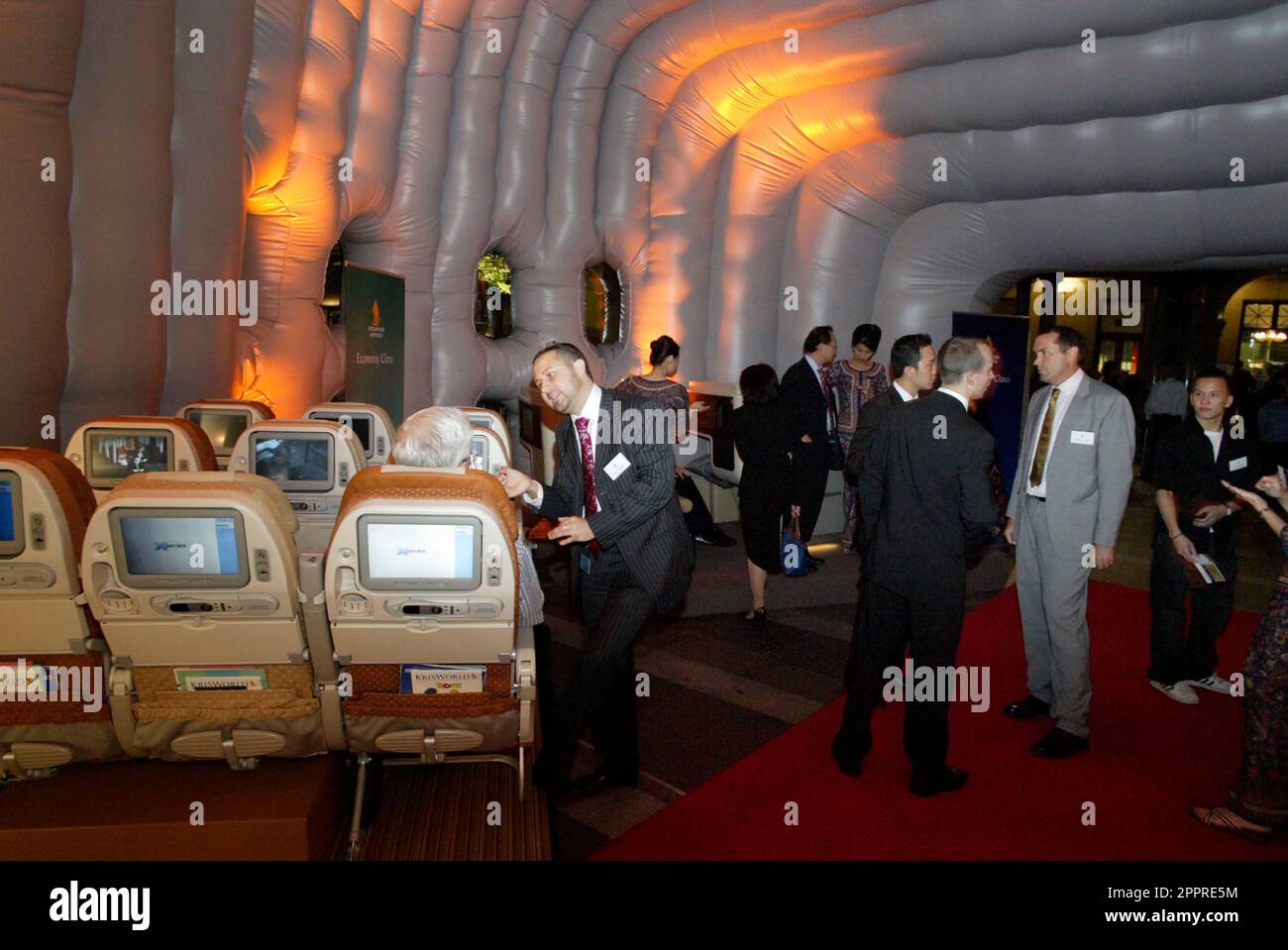 Die Vielflieger von Singapore Airlines nehmen an einer VIP-Party im Customs House Teil, wo sie die Möglichkeit erhalten, eine speziell angefertigte Anlage zu inspizieren, in der sich eine Probe des Innenraums des neuen Flugzeugs Singapore Airlines A380 befindet, und an einer Verlosung teilzunehmen, um Rückflüge von Sydney nach London über Singapur zu gewinnen Im Jahr 2008. Circular Quay, Sydney, Australien. 01.11.07. Stockfoto