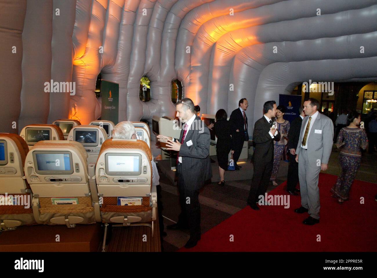 Die Vielflieger von Singapore Airlines nehmen an einer VIP-Party im Customs House Teil, wo sie die Möglichkeit erhalten, eine speziell angefertigte Anlage zu inspizieren, in der sich eine Probe des Innenraums des neuen Flugzeugs Singapore Airlines A380 befindet, und an einer Verlosung teilzunehmen, um Rückflüge von Sydney nach London über Singapur zu gewinnen Im Jahr 2008. Circular Quay, Sydney, Australien. 01.11.07. Stockfoto