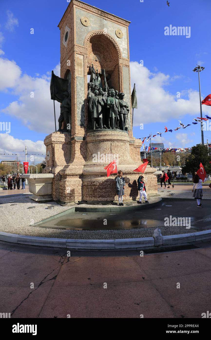 Kinder feiern den Unabhängigkeitstag auf dem Taksim-Platz in Istanbul, Türkei im Jahr 2022 Stockfoto