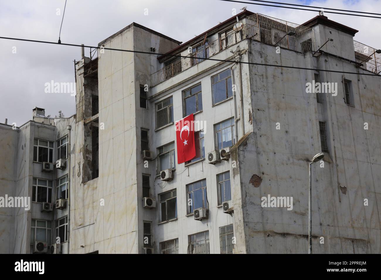 Gebäude mit türkischer Flagge zum Gedenken an den 99. Jahrestag der Gründung des türkischen Staates 1923 Stockfoto