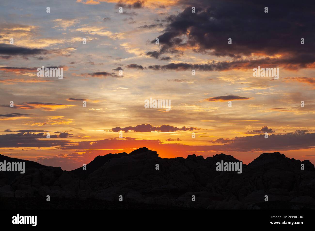 Sonnenaufgang im Red Rock Canyon National Conservation Area in der Nähe von Las Vegas, Nevada. Stockfoto