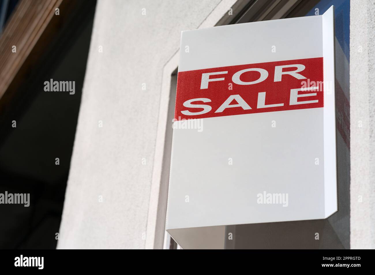 Zum Verkauf Schild auf dem Fenster für Immobilien Eastate immobilien Wohnungen Stockfoto